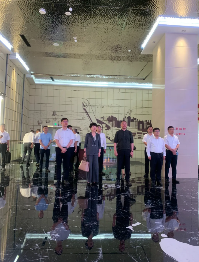 恒豐銀行總行公司金融部總經(jīng)理劉瑩一行蒞臨順和天源物流園、順和國際智慧物流園參觀(guān)考察